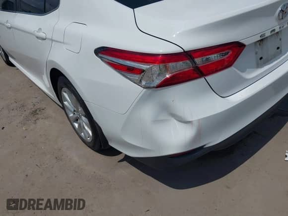 2019 Toyota Camry LE z VIN 4T1B11HK6KU276241, wystawiony jako IAAI lot #42379029 z przebiegiem 81 411 mil mil oraz . Historia ofert i sprzedaży dostępna na DreamBid. Obrazek 18.