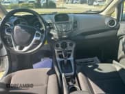 ✅ 2015 Ford Fiesta SE • VIN: 3FADP4EJ7FM200388 • Лот: 93334755. Опубликован ранее на Copart с пробегом 72 770 миль. Бесплатный доступ к архиву аукционных продаж из США и подробный отчёт об истории автомобиля на DreamBid. Изображение 9.