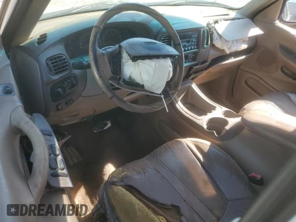 ✅ 1999 Ford Expedition XLT • VIN: 1FMRU17L8XLC27068 • Lot: 52608145. Listed on Copart with Not provided. Free auction sales archive from the USA and detailed vehicle history report at DreamBid. Image 8.