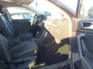 ✅ 2018 Volkswagen Tiguan SEL • VIN: 3VV3B7AX0JM187705 • Lot: 43674121. Wystawiony na IAAI z przebiegiem 106 109 mil. Bezpłatny archiwum sprzedaży aukcyjnych z USA i szczegółowy raport historii pojazdu na DreamBid. Zdjęcie 5.