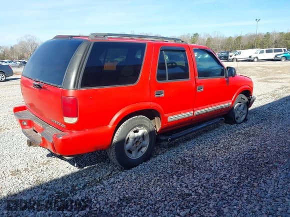 ✅ 2000 Chevrolet Blazer LT • VIN: 1GNDT13W9Y2253081 • Lot: 41462903. Wystawiony na IAAI z przebiegiem 349 695 mil. Bezpłatny archiwum sprzedaży aukcyjnych z USA i szczegółowy raport historii pojazdu na DreamBid. Zdjęcie 4.