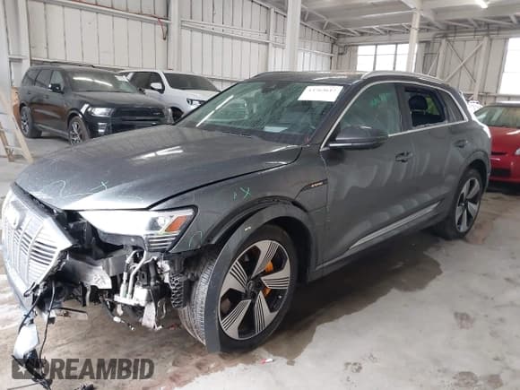 ✅ 2019 Audi e-tron Prestige • VIN: WA1VAAGE8KB006365 • Lot: 43763617. Wystawiony na IAAI z przebiegiem 45 411 mil. Bezpłatny archiwum sprzedaży aukcyjnych z USA i szczegółowy raport historii pojazdu na DreamBid. Zdjęcie 2.