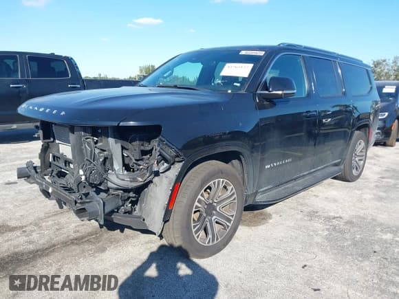 ✅ 2023 Jeep Wagoneer Series II • VIN: 1C4SJRBP1PS562752 • Lot: 43765122. Wystawiony na IAAI z przebiegiem 55 509 mil. Bezpłatny archiwum sprzedaży aukcyjnych z USA i szczegółowy raport historii pojazdu na DreamBid. Zdjęcie 18.