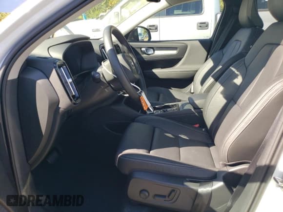 ✅ 2025 Volvo XC40 Plus Dark Theme • VIN: YV4L12UC8S2459792 • Lot: 86278155. Wystawiony na Copart z przebiegiem 1 739 mil. Bezpłatny archiwum sprzedaży aukcyjnych z USA i szczegółowy raport historii pojazdu na DreamBid. Zdjęcie 7.