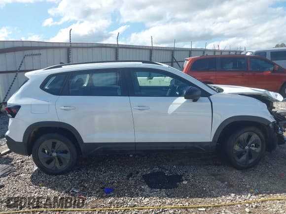 ✅ 2025 Volkswagen Taos S • VIN: 3VV5C7B22SM014701 • Lot: 42431739. Wystawiony na IAAI z przebiegiem 1 664 mil. Bezpłatny archiwum sprzedaży aukcyjnych z USA i szczegółowy raport historii pojazdu na DreamBid. Zdjęcie 14.