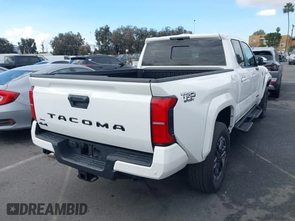 ✅ 2024 Toyota Tacoma SR5 • VIN: 3TYLB5JNXRT007339 • Lot: 41432778. Wystawiony na IAAI z przebiegiem 4 038 mil. Bezpłatny archiwum sprzedaży aukcyjnych z USA i szczegółowy raport historii pojazdu na DreamBid. Zdjęcie 4.