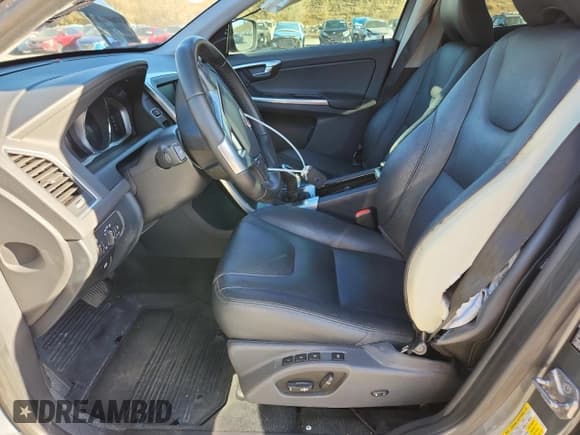 ✅ 2016 Volvo XC60 T5 Premier • VIN: YV4612RK1G2810062 • Lot: 92846745. Wystawiony na Copart z przebiegiem 78 133 mil. Bezpłatny archiwum sprzedaży aukcyjnych z USA i szczegółowy raport historii pojazdu na DreamBid. Zdjęcie 7.