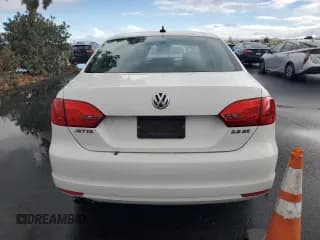 ✅ 2011 Volkswagen Jetta SE • VIN: 3VWDZ7AJ0BM098256 • Лот: 93131105. Опубликован ранее на Copart с пробегом 49 736 миль. Бесплатный доступ к архиву аукционных продаж из США и подробный отчёт об истории автомобиля на DreamBid. Изображение 6.