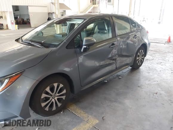 ✅ 2022 Toyota Corolla Hybrid LE • VIN: JTDEAMDE5N3011629 • Lot: 43001535. Listed on IAAI with 34,385 mi. Free auction sales archive from the USA and detailed vehicle history report at DreamBid. Image 6.