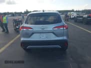 ✅ 2025 Toyota Corolla Cross L • VIN: 7MUAAAAG9SV145854 • Lot: 43713390. Wystawiony na IAAI z przebiegiem 3 767 mil. Bezpłatny archiwum sprzedaży aukcyjnych z USA i szczegółowy raport historii pojazdu na DreamBid. Zdjęcie 17.