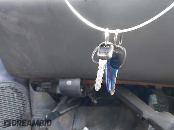 ✅ 2005 GMC Sierra 2500 SL • VIN: 1GDHC24U15E187273 • Lot: 41635048. Wystawiony na IAAI z przebiegiem 273 375 mil. Bezpłatny archiwum sprzedaży aukcyjnych z USA i szczegółowy raport historii pojazdu na DreamBid. Zdjęcie 11.