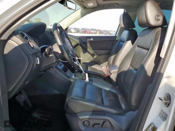 ✅ 2017 Volkswagen Tiguan Sport • VIN: WVGTV7AX7HK011317 • Лот: 80454325. Опубликован ранее на Copart с пробегом 88 351 миль. Бесплатный доступ к архиву аукционных продаж из США и подробный отчёт об истории автомобиля на DreamBid. Изображение 7.