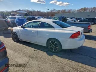 ✅ 2013 Volvo C70 T5 • VIN: YV1672MC0DJ140579 • Лот: 93542735. Опубликован ранее на Copart с пробегом 84 168 миль. Бесплатный доступ к архиву аукционных продаж из США и подробный отчёт об истории автомобиля на DreamBid. Изображение 2.