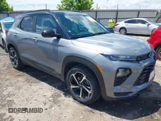 2023 Chevrolet TrailBlazer RS z VIN KL79MTSL4PB172435, wystawiony jako IAAI lot #42811209 z przebiegiem 19 219 mil mil oraz . Historia ofert i sprzedaży dostępna na DreamBid. Obrazek 1.