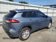 ✅ 2022 Toyota Corolla Cross LE • VIN: 7MUCAABG3NV029108 • Lot: 68875345. Wystawiony na Copart z przebiegiem 61 373 mil. Bezpłatny archiwum sprzedaży aukcyjnych z USA i szczegółowy raport historii pojazdu na DreamBid. Zdjęcie 3.