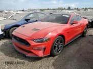 ✅ 2021 Ford Mustang GT Premium • VIN: 1FA6P8CF7M5153574 • Lot: 85102535. Wystawiony na Copart z przebiegiem 44 377 mil. Bezpłatny archiwum sprzedaży aukcyjnych z USA i szczegółowy raport historii pojazdu na DreamBid. Zdjęcie 1.