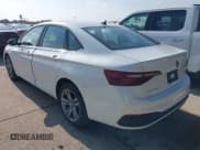 ✅ 2024 Volkswagen Jetta SE • VIN: 3VW7M7BU1RM012516 • Lot: 43725745. Wystawiony na IAAI z przebiegiem 51 428 mil. Bezpłatny archiwum sprzedaży aukcyjnych z USA i szczegółowy raport historii pojazdu na DreamBid. Zdjęcie 3.