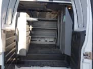 ✅ 2018 Chevrolet Express Cargo • VIN: 1GCWGAFP0J1287769 • Lot: 42814645. Wystawiony na IAAI z przebiegiem 152 506 mil. Bezpłatny archiwum sprzedaży aukcyjnych z USA i szczegółowy raport historii pojazdu na DreamBid. Zdjęcie 8.