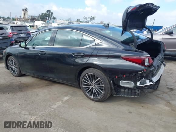 ✅ 2023 Lexus ES 300h • VIN: 58ADA1C18PU032372 • Лот: 43369633. Опубликован ранее на IAAI с пробегом 16 640 миль. Бесплатный доступ к архиву аукционных продаж из США и подробный отчёт об истории автомобиля на DreamBid. Изображение 3.