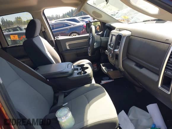 2024 Ram 1500 SLT z VIN 1C6RR7GG1RS143363, wystawiony jako IAAI lot #42674162 z przebiegiem 32 989 mil mil oraz . Historia ofert i sprzedaży dostępna na DreamBid. Obrazek 5.