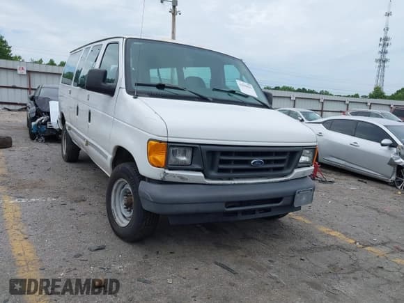 ✅ 2005 Ford Econoline Passenger XL • VIN: 1FBNE31L35HB11236 • Lot: 42590942. Wystawiony na IAAI z przebiegiem 149 239 mil. Bezpłatny archiwum sprzedaży aukcyjnych z USA i szczegółowy raport historii pojazdu na DreamBid. Zdjęcie 1.
