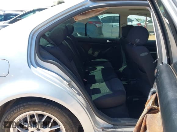 ✅ 2003 Volkswagen Jetta Wolfsburg Edition • VIN: 3VWPE69M33M177195 • Лот: 42272591. Опубликован ранее на IAAI с пробегом 198 754 миль. Бесплатный доступ к архиву аукционных продаж из США и подробный отчёт об истории автомобиля на DreamBid. Изображение 8.