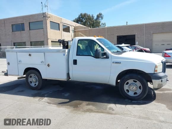 ✅ 2007 Ford F-350 XL • VIN: 1FDSF34527EB35312 • Lot: 42278054. Wystawiony na IAAI z przebiegiem 152 699 mil. Bezpłatny archiwum sprzedaży aukcyjnych z USA i szczegółowy raport historii pojazdu na DreamBid. Zdjęcie 13.