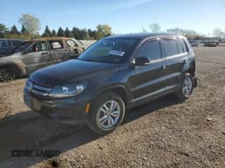 ✅ 2013 Volkswagen Tiguan S • VIN: WVGAV3AX7DW611290 • Lot: 87243565. Wystawiony na Copart z przebiegiem 65 051 mil. Bezpłatny archiwum sprzedaży aukcyjnych z USA i szczegółowy raport historii pojazdu na DreamBid. Zdjęcie 1.