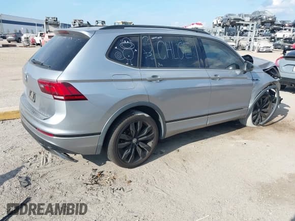 ✅ 2020 Volkswagen Tiguan SE • VIN: 3VV3B7AX3LM134970 • Lot: 43784415. Wystawiony na IAAI z przebiegiem Nie podano. Bezpłatny archiwum sprzedaży aukcyjnych z USA i szczegółowy raport historii pojazdu na DreamBid. Zdjęcie 4.