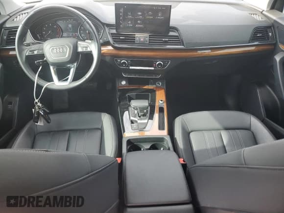 ✅ 2023 Audi Q5 Premium • VIN: WA1ABAFYXP2001196 • Lot: 67592205. Wystawiony na Copart z przebiegiem 23 141 mil. Bezpłatny archiwum sprzedaży aukcyjnych z USA i szczegółowy raport historii pojazdu na DreamBid. Zdjęcie 8.