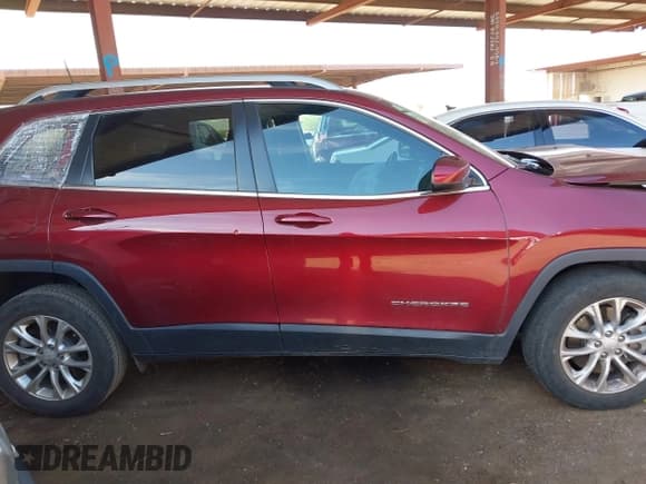 ✅ 2019 Jeep Cherokee Latitude • VIN: 1C4PJLCX6KD221281 • Lot: 43009415. Wystawiony na IAAI z przebiegiem 69 609 mil. Bezpłatny archiwum sprzedaży aukcyjnych z USA i szczegółowy raport historii pojazdu na DreamBid. Zdjęcie 13.