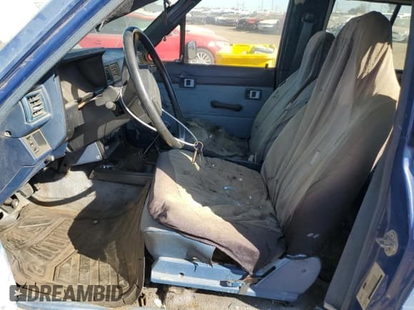 ✅ 1986 Toyota 4Runner • VIN: JT4RN62D4G0084765 • Lot: 74292754. Wystawiony na Copart z przebiegiem 311 589 mil. Bezpłatny archiwum sprzedaży aukcyjnych z USA i szczegółowy raport historii pojazdu na DreamBid. Zdjęcie 7.