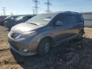 ✅ 2015 Toyota Sienna SE • VIN: 5TDXK3DC1FS640089 • Лот: 82368785. Опубликован ранее на Copart с пробегом 95 866 миль. Бесплатный доступ к архиву аукционных продаж из США и подробный отчёт об истории автомобиля на DreamBid. Изображение 1.