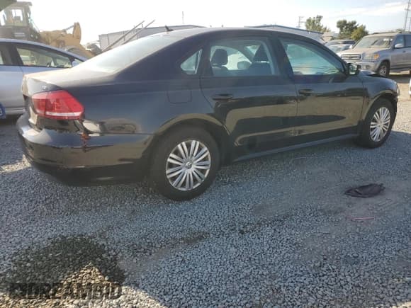 ✅ 2014 Volkswagen Passat S • VIN: 1VWAS7A34EC103585 • Lot: 70380135. Wystawiony na Copart z przebiegiem 122 892 mil. Bezpłatny archiwum sprzedaży aukcyjnych z USA i szczegółowy raport historii pojazdu na DreamBid. Zdjęcie 3.