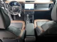 ✅ 2024 Ford Bronco Outer Banks • VIN: 1FMEE8BP7RLA60784 • Lot: 82382255. Wystawiony na Copart z przebiegiem 13 135 mil. Bezpłatny archiwum sprzedaży aukcyjnych z USA i szczegółowy raport historii pojazdu na DreamBid. Zdjęcie 8.