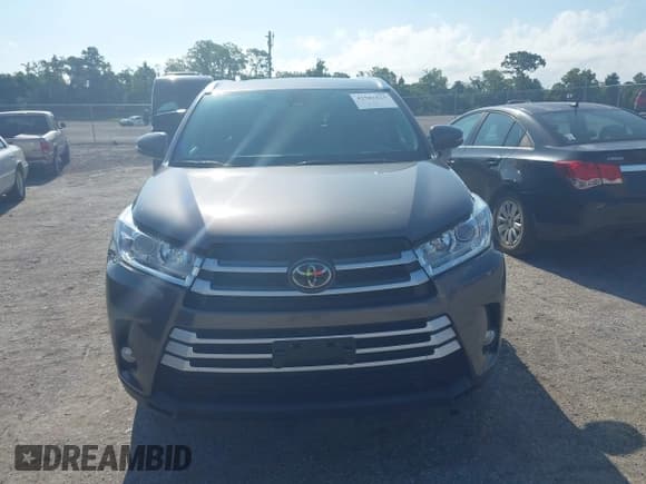 ✅ 2017 Toyota Highlander XLE • VIN: 5TDKZRFH6HS205427 • Lot: 42581825. Listed on IAAI with Not provided. Free auction sales archive from the USA and detailed vehicle history report at DreamBid. Image 13.