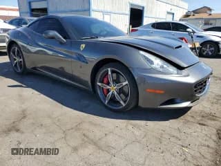 ✅ 2014 Ferrari California • VIN: ZFF65TJA4E0202028 • Lot: 72888484. Wystawiony na Copart z przebiegiem 25 769 mil. Bezpłatny archiwum sprzedaży aukcyjnych z USA i szczegółowy raport historii pojazdu na DreamBid. Zdjęcie 4.