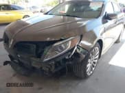 ✅ 2015 Lincoln MKS • VIN: 1LNHL9DK9FG607830 • Lot: 42503982. Wystawiony na IAAI z przebiegiem 70 923 mil. Bezpłatny archiwum sprzedaży aukcyjnych z USA i szczegółowy raport historii pojazdu na DreamBid. Zdjęcie 6.