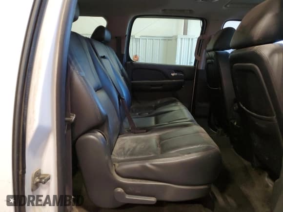 ✅ 2010 Chevrolet Suburban LT • VIN: 1GNUKJE35AR251475 • Lot: 73191634. Wystawiony na Copart z przebiegiem 244 557 mil. Bezpłatny archiwum sprzedaży aukcyjnych z USA i szczegółowy raport historii pojazdu na DreamBid. Zdjęcie 11.