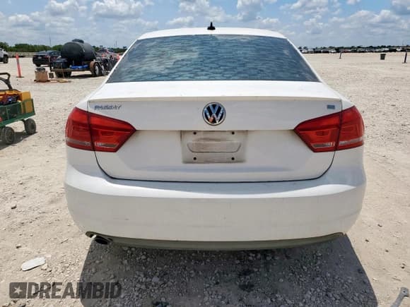 ✅ 2012 Volkswagen Passat SE • VIN: 1VWBH7A33CC104677 • Lot: 67974455. Wystawiony na Copart z przebiegiem 162 380 mil. Bezpłatny archiwum sprzedaży aukcyjnych z USA i szczegółowy raport historii pojazdu na DreamBid. Zdjęcie 6.