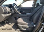 ✅ 2024 Nissan Pathfinder S • VIN: 5N1DR3AC5RC316602 • Lot: 68139305. Wystawiony na Copart z przebiegiem 10 804 mil. Bezpłatny archiwum sprzedaży aukcyjnych z USA i szczegółowy raport historii pojazdu na DreamBid. Zdjęcie 7.