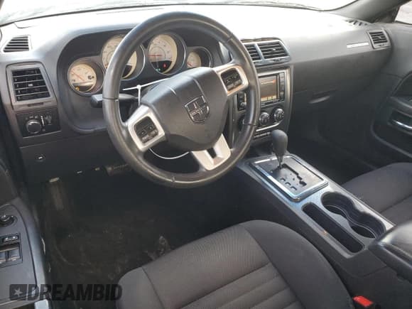 ✅ 2014 Dodge Challenger SXT • VIN: 2C3CDYAG7EH133681 • Lot: 43169515. Wystawiony na Copart z przebiegiem 154 420 mil. Bezpłatny archiwum sprzedaży aukcyjnych z USA i szczegółowy raport historii pojazdu na DreamBid. Zdjęcie 8.