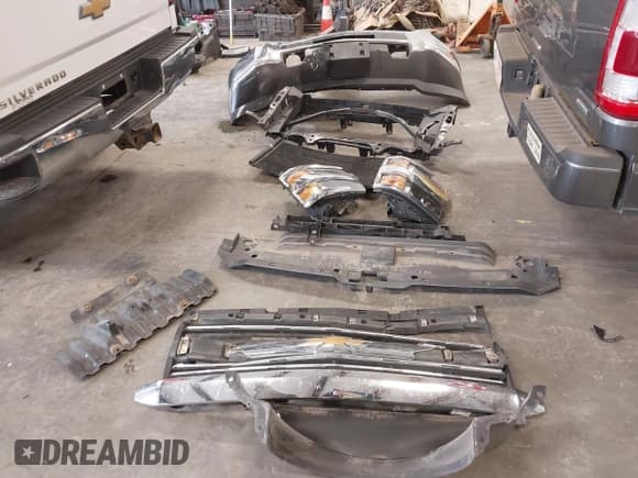 ✅ 2017 Chevrolet Silverado 2500HD Work Truck • VIN: 1GC2KUEGXHZ251227 • Lot: 42331950. Wystawiony na IAAI z przebiegiem 160 592 mil. Bezpłatny archiwum sprzedaży aukcyjnych z USA i szczegółowy raport historii pojazdu na DreamBid. Zdjęcie 12.