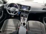 ✅ 2023 Volkswagen Jetta Sport • VIN: 3VWBM7BU3PM040115 • Lot: 68155065. Wystawiony na Copart z przebiegiem 51 740 mil. Bezpłatny archiwum sprzedaży aukcyjnych z USA i szczegółowy raport historii pojazdu na DreamBid. Zdjęcie 8.