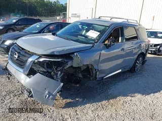 ✅ 2022 Nissan Pathfinder Platinum • VIN: 5N1DR3DH4NC259360 • Lot: 43287780. Wystawiony na IAAI z przebiegiem 55 254 mil. Bezpłatny archiwum sprzedaży aukcyjnych z USA i szczegółowy raport historii pojazdu na DreamBid. Zdjęcie 2.