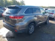 ✅ 2017 Toyota Highlander SE • VIN: 5TDJZRFH8HS361481 • Lot: 43328733. Wystawiony na IAAI z przebiegiem 140 852 mil. Bezpłatny archiwum sprzedaży aukcyjnych z USA i szczegółowy raport historii pojazdu na DreamBid. Zdjęcie 4.