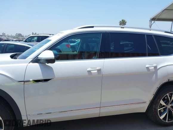 ✅ 2024 Volkswagen Atlas SEL Premium R-Line • VIN: 1V2FR2CA9RC580004 • Lot: 42573560. Wystawiony na IAAI z przebiegiem 10 349 mil. Bezpłatny archiwum sprzedaży aukcyjnych z USA i szczegółowy raport historii pojazdu na DreamBid. Zdjęcie 15.