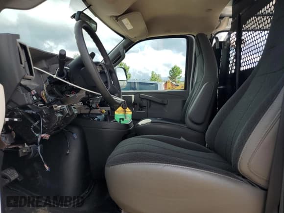 ✅ 2025 Chevrolet Express Cargo • VIN: 1GCWGAFP0S1160635 • Lot: 68687355. Wystawiony na Copart z przebiegiem Nie podano. Bezpłatny archiwum sprzedaży aukcyjnych z USA i szczegółowy raport historii pojazdu na DreamBid. Zdjęcie 7.