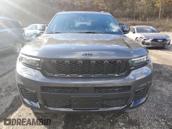 ✅ 2025 Jeep Grand Cherokee Limited • VIN: 1C4RJKBGXS8718847 • Lot: 89848785. Listed on Copart with 2,767 mi. Free auction sales archive from the USA and detailed vehicle history report at DreamBid. Image 5.