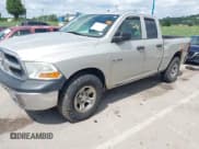 ✅ 2010 Dodge 1500 ST • VIN: 1D7RV1GP0AS257043 • Lot: 42773298. Wystawiony na IAAI z przebiegiem 204 695 mil. Bezpłatny archiwum sprzedaży aukcyjnych z USA i szczegółowy raport historii pojazdu na DreamBid. Zdjęcie 2.